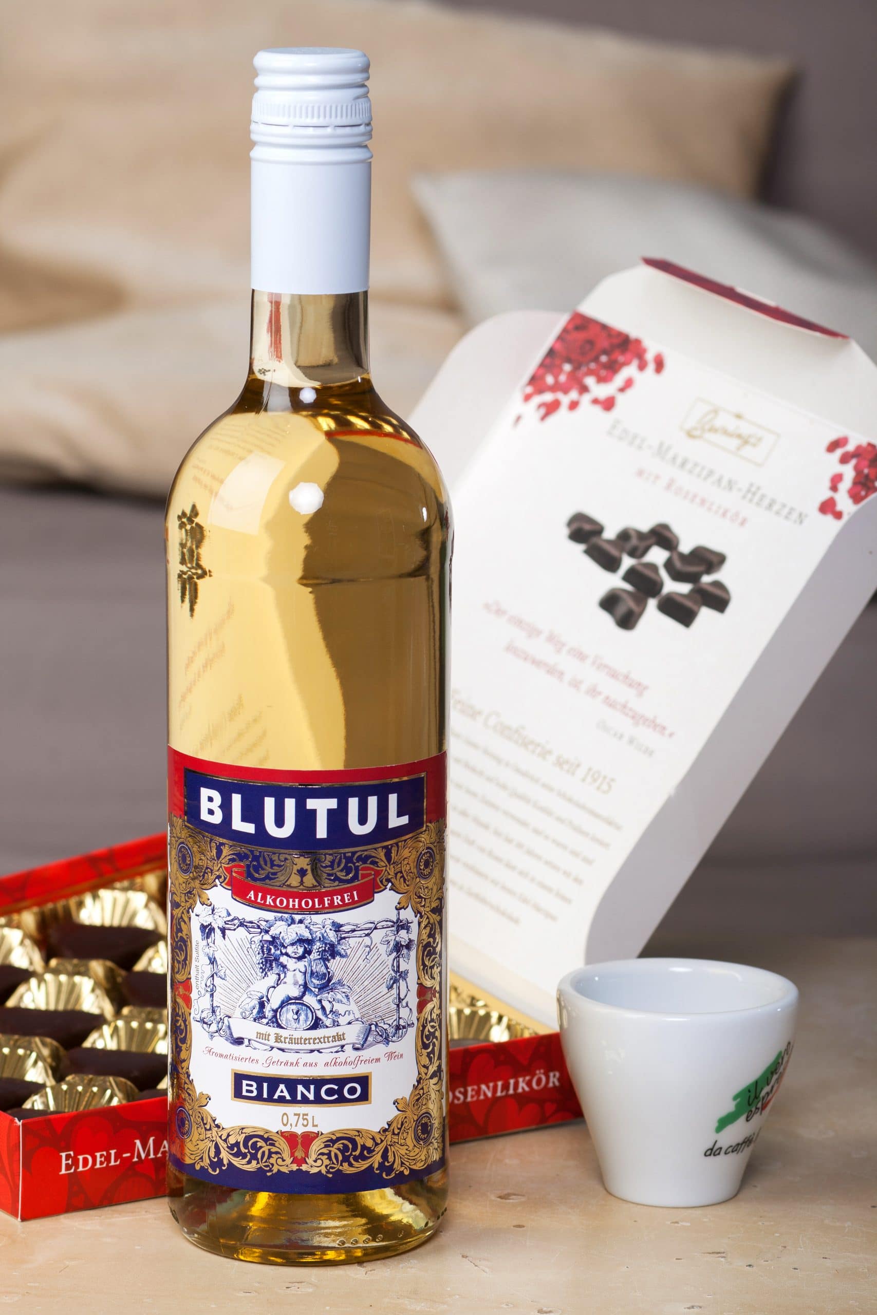 Blutul Bianco vermouth lifestyle